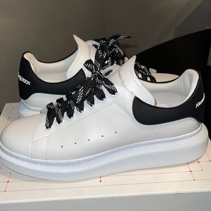 SOLD on different site. Men sneakers . Very light comfortable shoe . Worn twice.